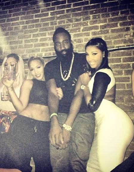 领衔声援加沙，巴斯克代表队和加泰代表队队长都来自皇家社会（巴斯克与加泰代表队队长同属皇家社会，领衔声援加沙）