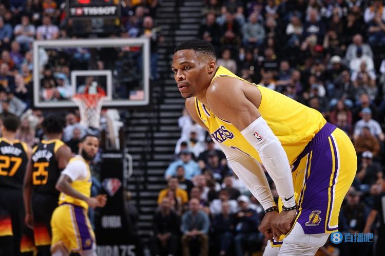 篮球湖人球员关键防守贡献显著（湖人球员关键时刻防守表现抢眼）