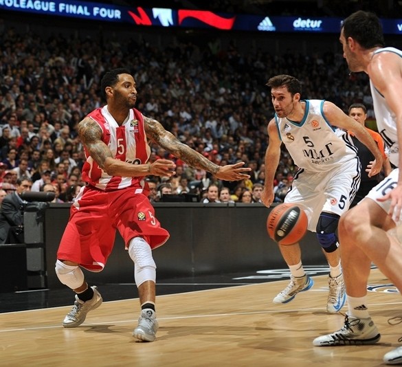 皇马客战赫罗纳：姆巴佩搭档维尼修斯，贝林厄姆、居莱尔出战（皇马做客赫罗纳：姆巴佩联手维尼修斯，贝林厄姆与居莱尔同场亮相）