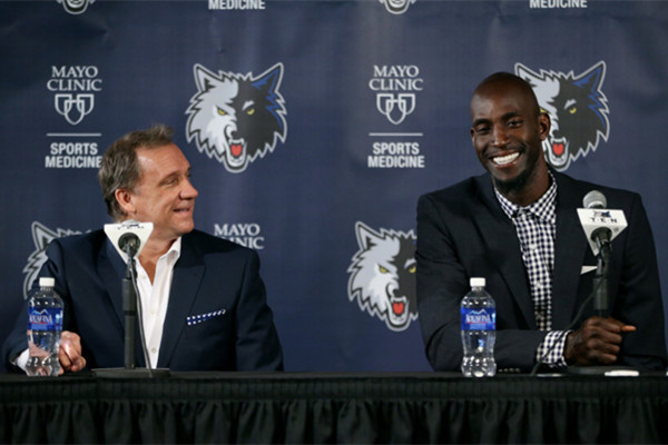 豪门俱乐部官宣主帅续约，合同长达三年（豪门球队官宣与主帅续约，三年长约达成）