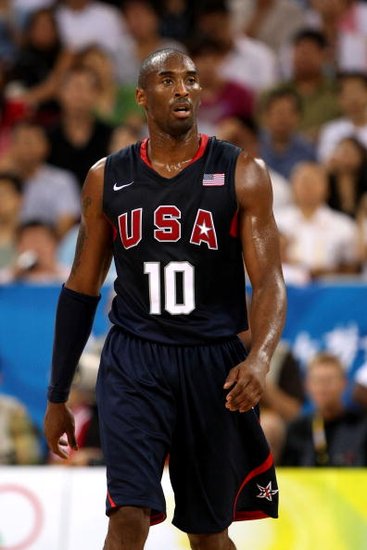 中场核心连续突破防守制造射门机会（中场指挥官连续冲击防线创造射门良机）