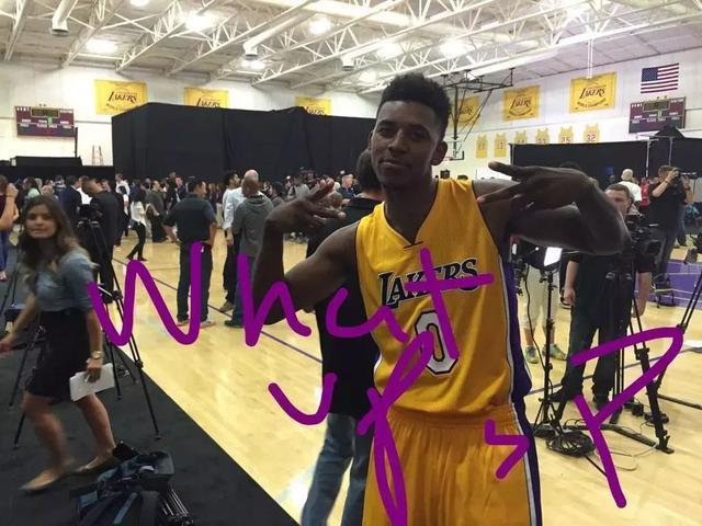 阿斯：维尼修斯希望继续为皇马效力，续约谈判已步入正轨（阿斯：维尼修斯愿留皇马，续约谈判进展顺利）