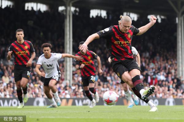 悲喜两重天！孙兴慜失点后表情极度痛苦，穆勒晋级后喜笑颜开（一喜一悲：孙兴慜点球失手痛苦难掩，穆勒晋级后喜形于色）